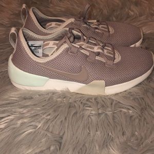 Brand New Nike Ashin Modern Run Women's Shoe
